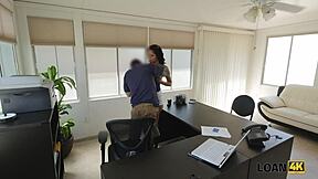 Loan4k: Bu Saf Genç 18+ Çek Kızı 18+ İş Yerinde Parmağıyla Üflüyor Neden?