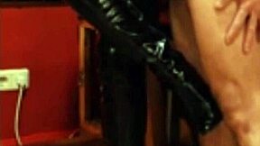 Kompilacija čevljev in škornjev z vročimi izlivki na rit. Ljubi vsako kapljico!