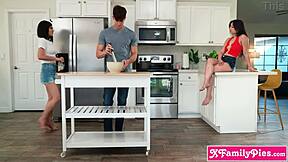 Sorellastra cinese 18+ disciplinata da cazzo enorme fratellastro