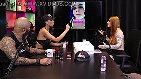 Avtomobilska nesreča jo je hudo poškodovala in ustvarila glasbo - divja rdečelaska v prosojni rdeči