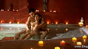 Titta på dessa indiska älskare som ger varandra erotisk fotmassage, är det inte sinnligt?