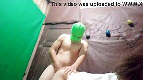 Sjuksköterska böjer sig för stor analrunk i sjukhusrummet