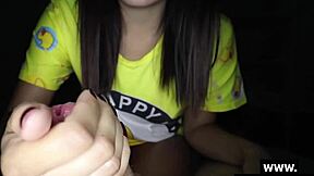 Mokra azijska najstnica 18+ z neverjetnim ritom dobi masažo in sesa ogromen kurac pred seksom