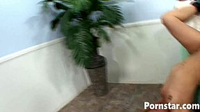 Teen pige Alicia føler intens nydelse mens Barry Scott driller og knepper hende hårdt