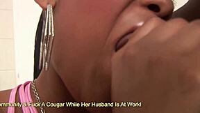 Volim da gledam kako Karmin Lopez dobija svoju obrijanu pičku prekrivenu spermom