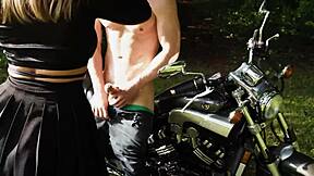 Вау, трах на улице с незнакомцем на его мотоцикле, все смотрят!