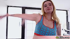 Milf loira de corpo perfeito leva foda durante treino