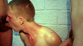 Vojaci v sprche si drkajú počas gay orgie trénujú nového rekruta