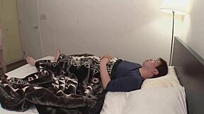 日本妻子Reiko用剃光身体挑逗口交