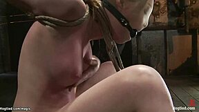 Lesbisk bundet stramt i stressende huk for intens BDSM-lek