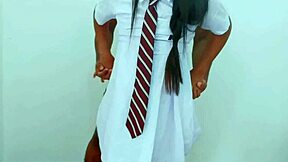 आफ्टरस्कूल कपल टाइट सॉक्स और यूनिफॉर्म में जोर से चोदाई करते हुए क्विकी छुपाता है