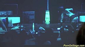 Threesome-sex på offentlig scen med avklädning, striptease och kläder rivna av