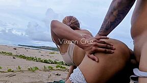 Η θετή αδερφή ρουφάει το πουλί του θετού αδερφού στην παραλία πριν σκληρό doggystyle creampie squirt