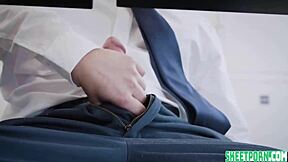 Mladá studentka Mia Kay divoce deepthroat v knihovně, velká prdel se třese v doggystyle