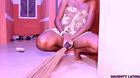 Πιάστηκε να αυτοϊκανοποιείται, τώρα η ενοικιάστριά μου με ικανοποιεί σκληρά