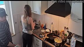 Samo pusti da se desi - iznenadni jeb pola sestre dok svi spavaju