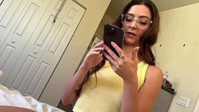 Serena Hill, Adolescente Safada 18+, Enteada 18+, Recebe Creampie Missionário em Fantasia Doméstica.