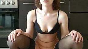 Provokativní blondýnka v podpatcích šuká zadek obří hračkou, OMG!