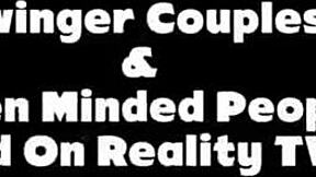 ¿Hermosa Lily Andrews posa desnuda en la piscina con tetas grandes?