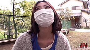 为什么这个已婚亚洲新娘在公园里露阴？