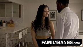 क्यूरियस फ्रेकल्ड यंग 18+ ब्लैक स्टेपडैड इसाईह मैक्सवेल का लंड गैरेज में एक्सप्लोर करती है