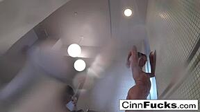 Christiana Glitters toont grote tieten en kut in douche