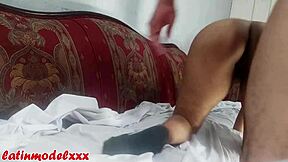 Stoná keď nevlastný brat líže piču na gauči v dominácii