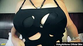 Μεγαλόβυζη ξανθιά Vicky Vette καβλώνει solo