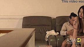 Wu Qian Qian v super horny masážním salonu traileru, ohnutá pro doggystyle a kouření!
