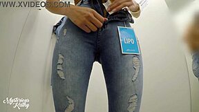 Belleza Brasileña Adora Su Gran Culo en el Vestidor