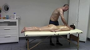 Kabarcık götlü denizci Luna sapık masöz tarafından sikiliyor—Sırrı ne?