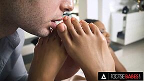 Słodka ebony Romy Indy dostaje stopy pokryte spermą po głębokim gardle