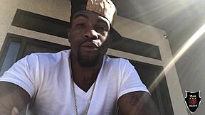 Krivuljasta Barbi pozdravi novega soseda s hardcore jebom