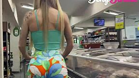 Ohne Höschen zum Markt gegangen und mit Security geendet