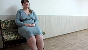 这个肥胖熟女能承受女同性恋医生的阴道拳交吗？