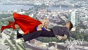 Clásica Kelly Trump como super mujer en escena de corrida retro