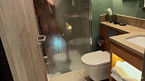 继母和继子分享床铺和紧致屁股进行禁忌乐趣！