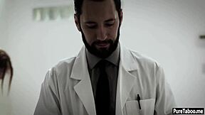 สาวสาวเสียความบริสุทธิ์กับหมอพลาสติกแปลกในตรวจสอบน่าตกใจ!