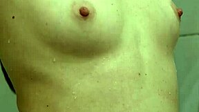 Jeg elsker å se på stesøsteren min i dusjen, kroppen hennes gjør meg gal.