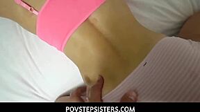 Abbie Maley נותנת לאח חורג להחליק זין גדול לכוס שלה בסצנת אחיות חורגות POV