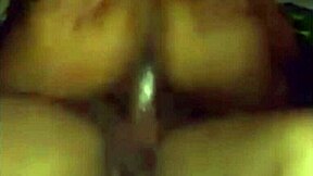 वो उस बड़े लंड को गांड में ले लेती है