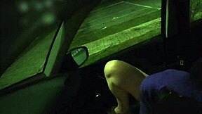 Dogging manželka na verejnom parkovisku, cudzinec masturbuje jej pičku až squirtnuje