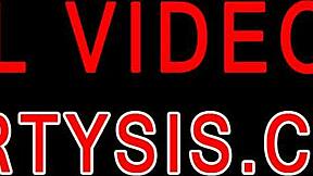 Przyrodni brat oszukuje siostrę na zakazaną grę późno w nocy. Zyskuje jej zaufanie.