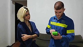 Srečam brata na zmenkovalski aplikaciji in ga zapeljem za grobo jebanje in creampie