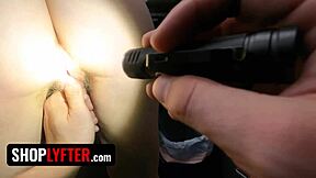 Cömert Güvenlik Görevlisi, Acemi Hırsızı Gerçek Bir Erkeğin Nasıl Sikeceğini Göstererek Yardımcı Oluyor