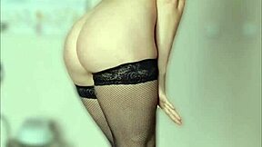 يا صديقي، انضب على جسدي العاري وساقي الطويلة في الجوارب الآن!