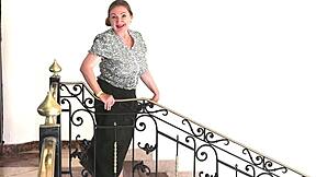 我是你性感丰满奶奶MariaOld，用丝袜和大自然巨乳挑逗你勾引你