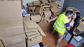 Вау! Сексуальная латина-богиня босс ловит сотрудника за бездельем на телефоне