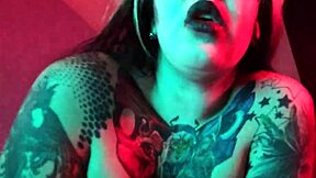 ¡Oye, mira este joi caliente de la chica fantasma tetona tatuada en casa abandonada 😈!