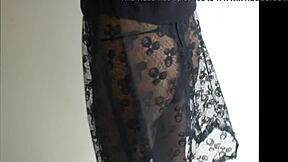 Hey, schau diese sexy Brünette in durchsichtigen Strumpfhosen, die ihre europäischen Kurven upskirt zeigt!